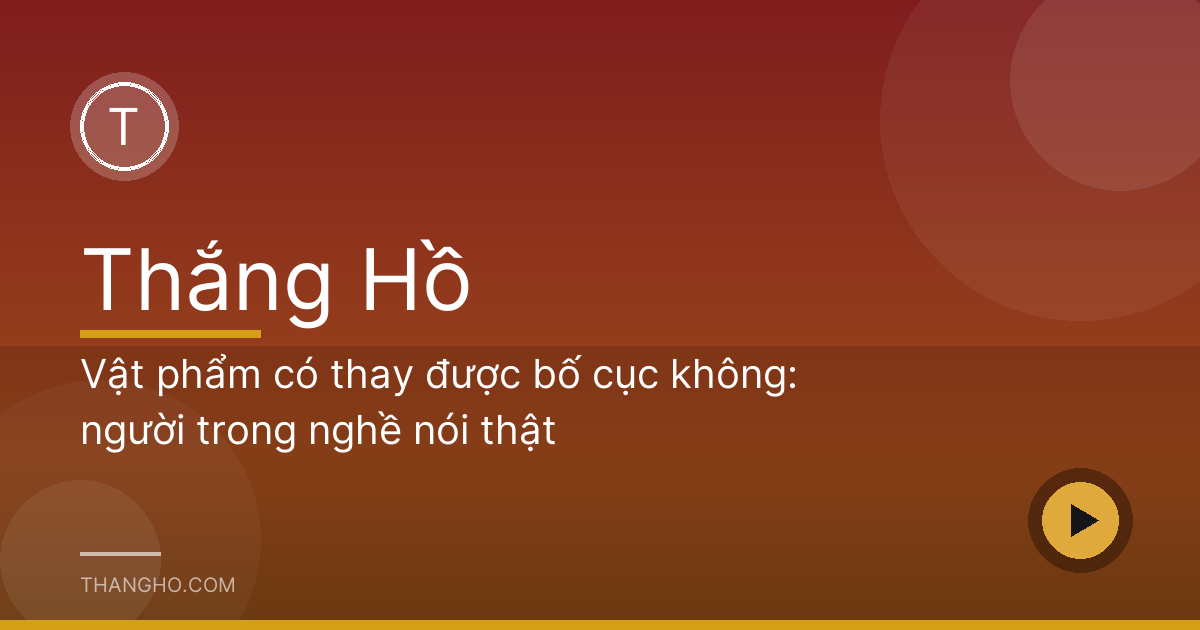 Phòng khách sáng sủa gọn gàng với vài món đồ gốm trang trí trên kệ