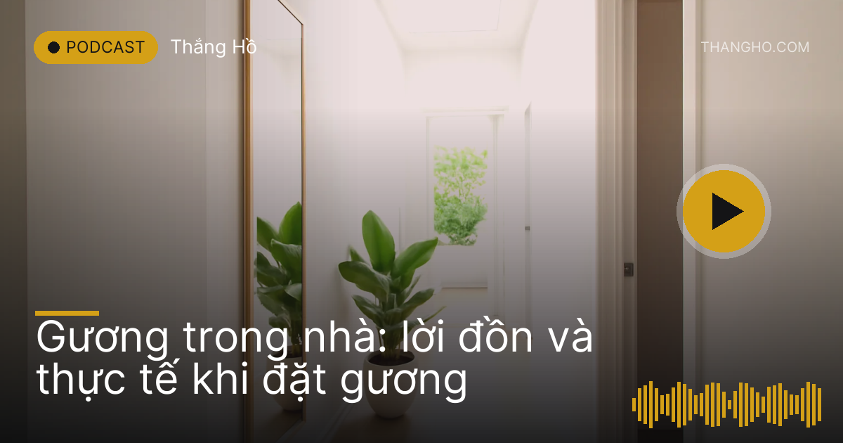 Hành lang nhà phố có tấm gương dài đón ánh sáng từ giếng trời