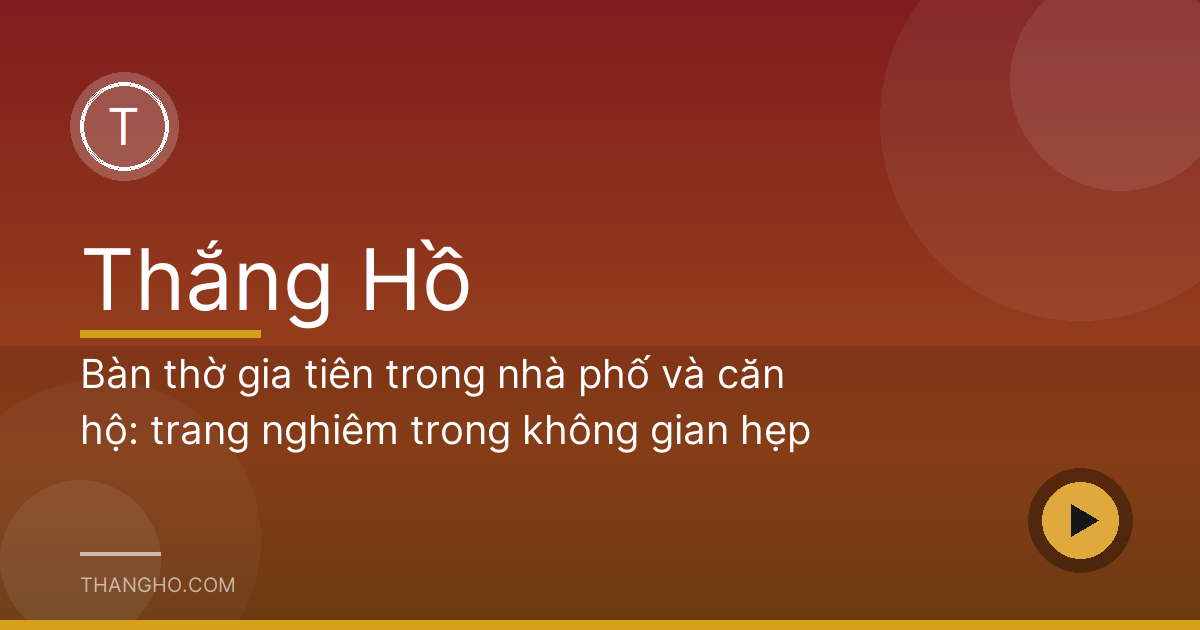 Phòng thờ tầng thượng nhà phố sạch sẽ, ánh sáng dịu, nhìn từ một bên