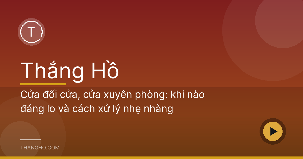 Bình phong gỗ chắn giữa cửa chính và hành lang trong nhà phố