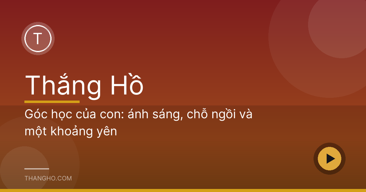 Bé gái ngồi học bên bàn gỗ cạnh cửa sổ với đèn bàn và kệ sách
