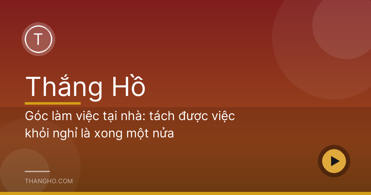 Góc làm việc nhỏ cạnh cửa sổ trong căn hộ có cây xanh