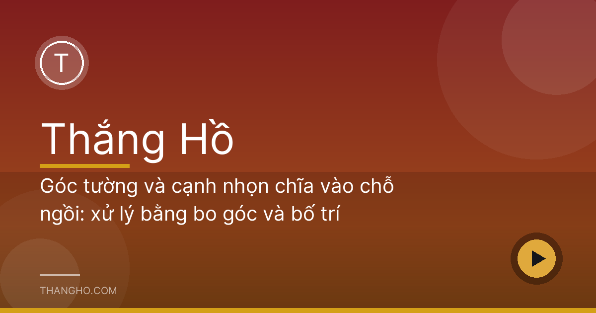 Cột vuông trong phòng khách được bọc kệ gỗ và cây xanh che cạnh