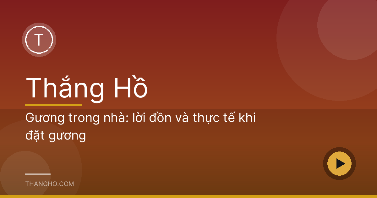 Hành lang nhà phố có tấm gương dài đón ánh sáng từ giếng trời