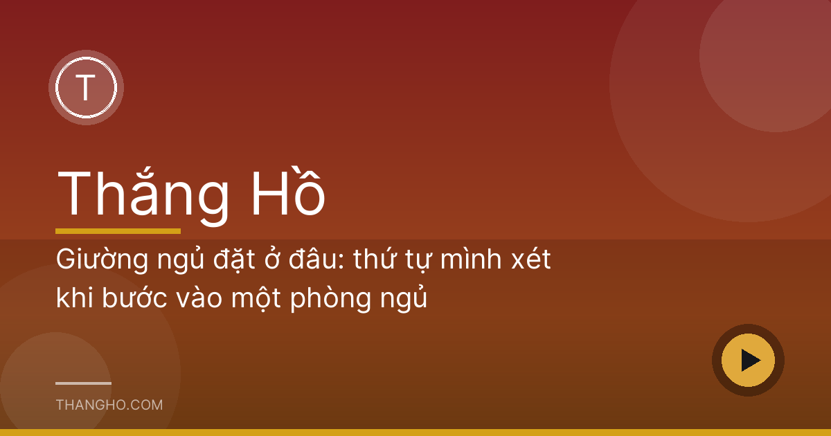 Phòng ngủ yên tĩnh với giường tựa tường và đèn ngủ hai bên