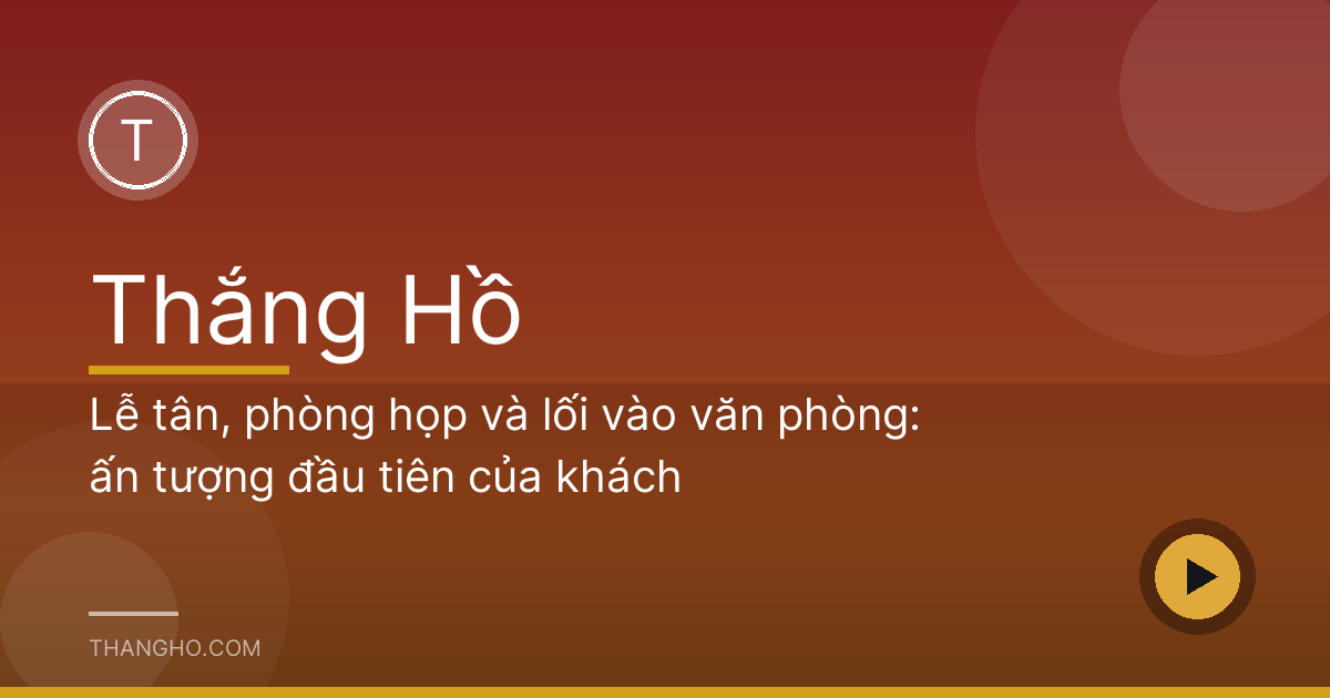 Quầy lễ tân sáng sủa ở lối vào văn phòng có khách đang được đón