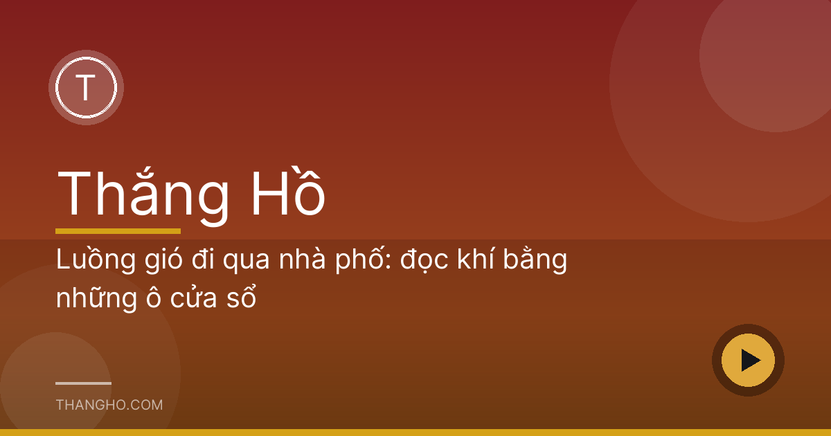 Rèm cửa lay nhẹ trong gió ở một phòng khách nhà phố