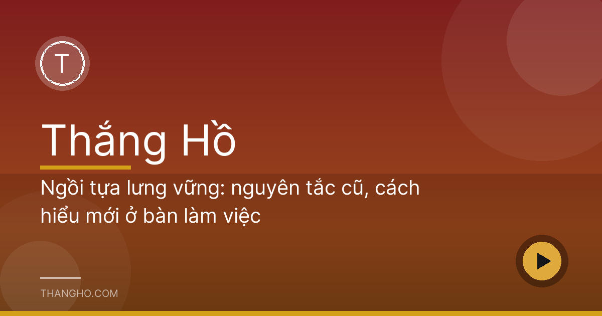 Người làm việc ngồi bàn tựa lưng vào tường nhìn ra cửa phòng