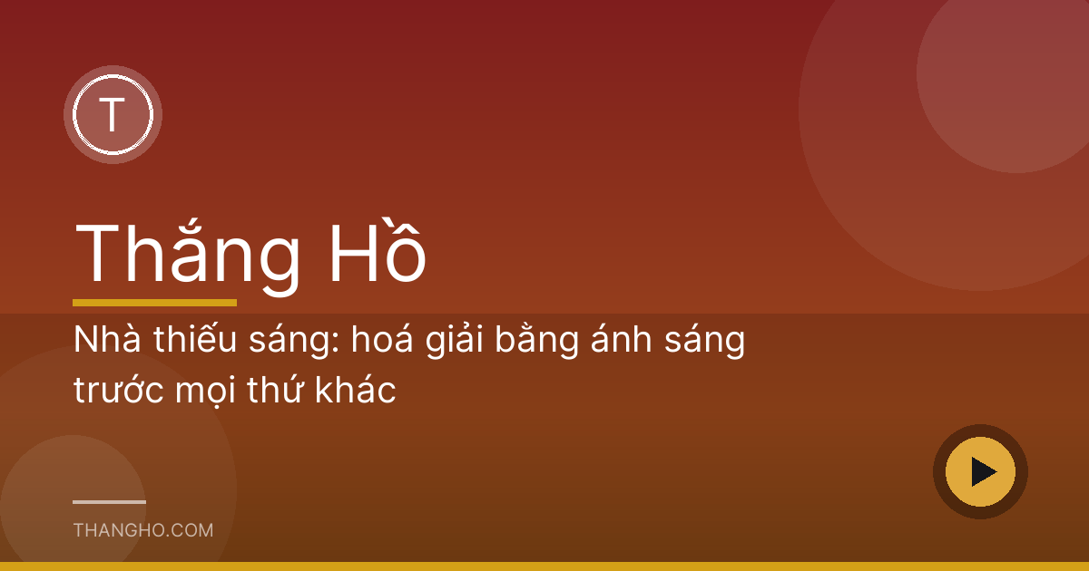 Phòng khách nhà ống được chiếu sáng nhờ giếng trời và tường sáng màu