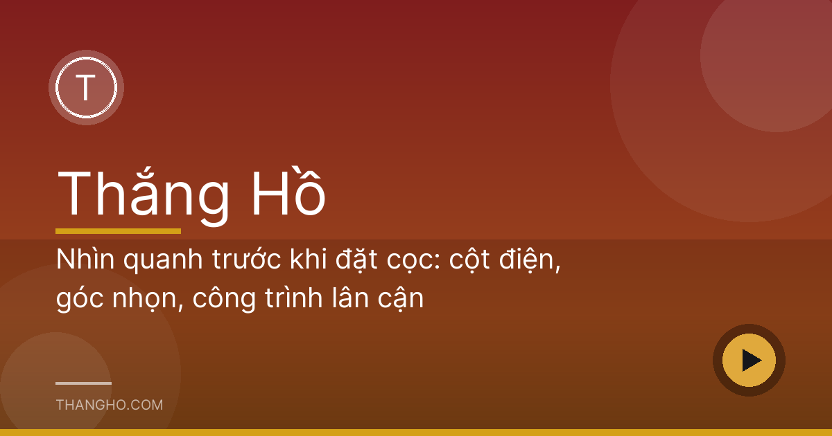Một con phố dân cư Việt Nam với hàng cây và nhà phố thấp tầng