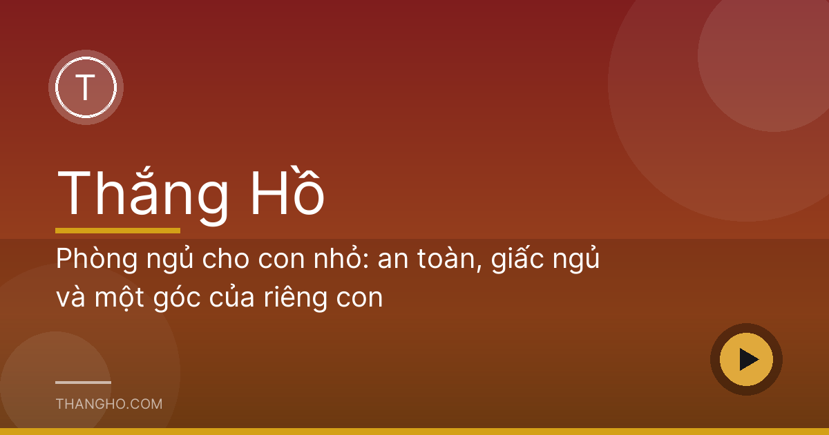 Phòng ngủ trẻ em sáng sủa có giường thấp và kệ đồ chơi gọn