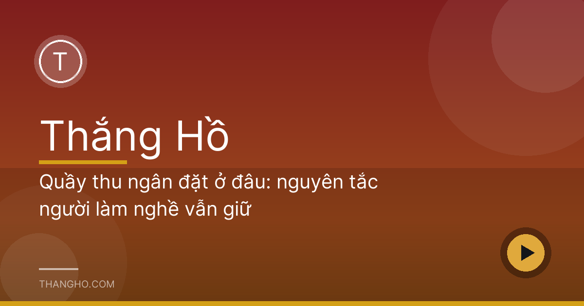 Quầy thu ngân gỗ đặt cạnh lối vào cửa hàng, có tầm nhìn bao quát