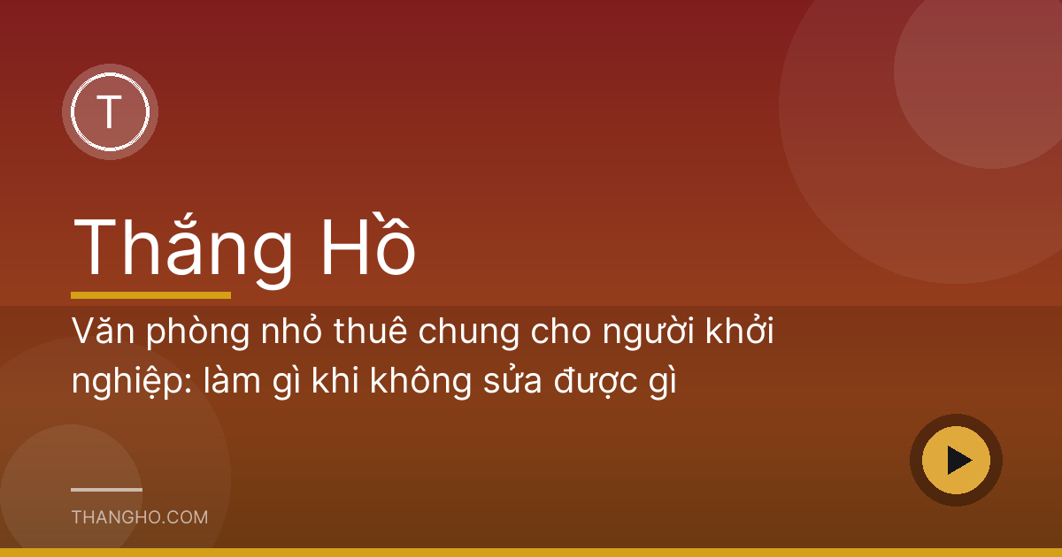 Nhóm khởi nghiệp trẻ làm việc trong phòng nhỏ của văn phòng chia sẻ