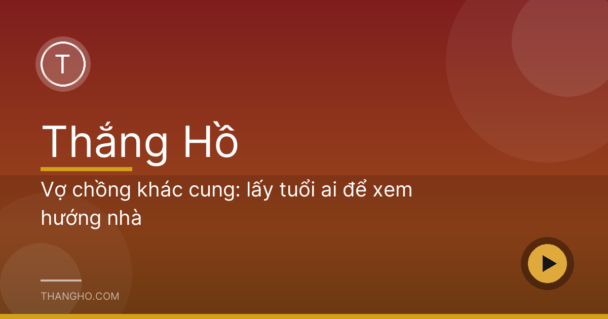 Hai vợ chồng trẻ cùng xem bản vẽ căn hộ mới bên bàn ăn